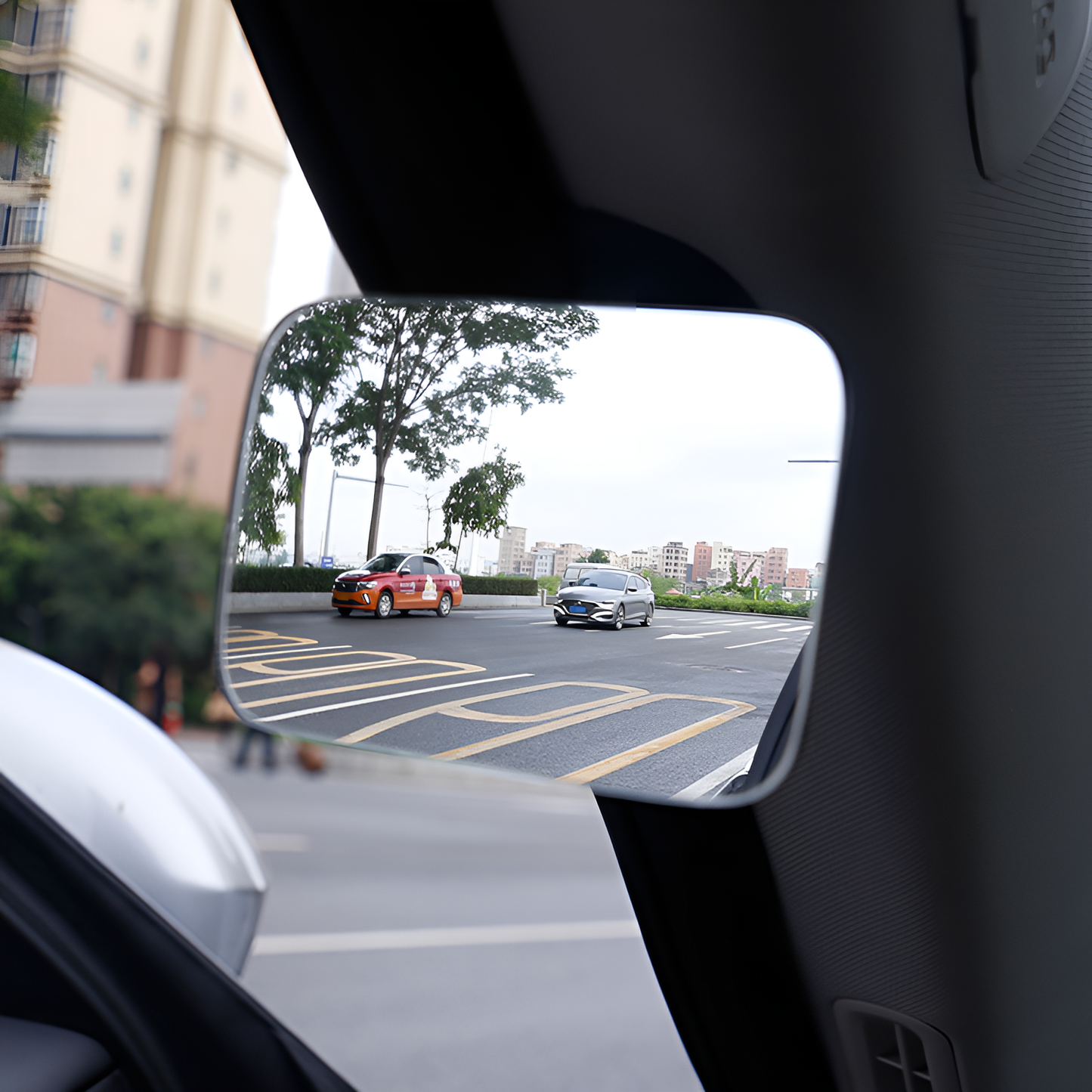 Small Round Mirrors For The Blind Spot Of Front And Rear Wheels